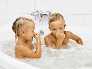 zwei kleine Kinder in einer Badewanne in der Unterkunft 12 person holiday home in Otterndorf in Otterndorf