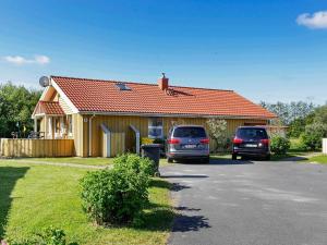 オッテルンドルフにある12 person holiday home in Otterndorfの車が2台駐車している家