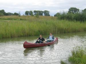 オッテルンドルフにある12 person holiday home in Otterndorfの川上のカヌー二人