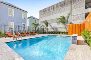 uma piscina no quintal de uma casa em Hosteeva Modern Condo Near Magazine St & Close to FQ em Nova Orleans