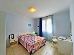 a bedroom with a bed and a desk and a window at Appartamento La Pergola al Cavo in Cavo +19 photos