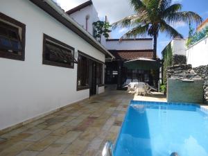 a view of the house and the swimming pool at Hotel Pousada da Néia in Cananéia