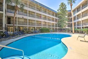 Piscina a Pool and Beach Access Hilton Head Coastal Condo o a prop