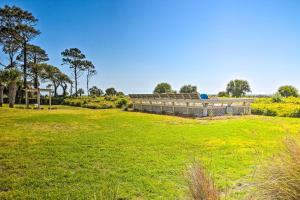 Jardí fora de Pool and Beach Access Hilton Head Coastal Condo