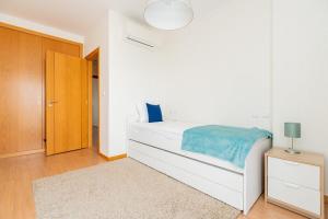 Säng eller sängar i ett rum på Modern Deco Apartment with Balcony