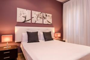 バルセロナにあるFantastic 2 Bedroom 5 minutes by car from Plaza Catalunyaのベッドルーム(白い大型ベッド、ランプ2つ付)