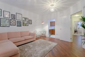 Khu vực ghế ngồi tại Bright and Refurbished 2 Bedroom Flat in Haggerston