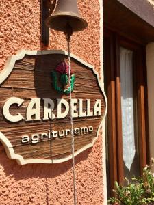 um sinal para um restaurante na lateral de um edifício em Agriturismo Cardella em Piobbico