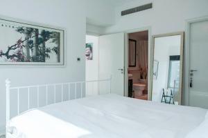 a white bedroom with a large white bed at Cozy 1 Bedroom with Dubai Eye and sea views minutes to beach in Dubai