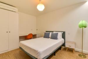 リスボンにあるNew apartment with easy access in traditional areaのベッドルーム1室(ベッド1台、オレンジ色の椅子付)