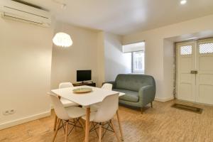 リスボンにあるNew apartment with easy access in traditional areaのリビングルーム(テーブル、椅子付)