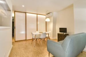 リスボンにあるNew apartment with easy access in traditional areaのリビングルーム(青いソファ、テーブル付)