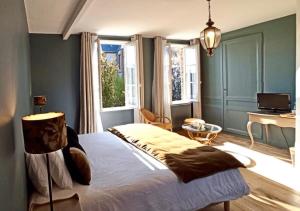 سرير أو أسرّة في غرفة في Jane'Laur - Honfleur