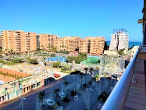 vistas a una ciudad con una montaña rusa en ACV - Aguamarina-2ª línea, planta 7, norte en Oropesa del Mar