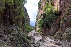 un fiume in un canyon in una montagna di Gjipe Eco Campground a Vuno