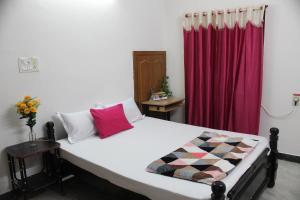 מיטה או מיטות בחדר ב-FriendlyStay at Madanandapuram