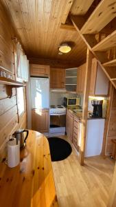 a kitchen with a wooden table in a cabin at Havurinne in Loppi