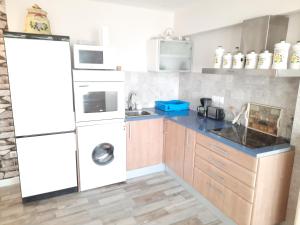 uma cozinha com um frigorífico branco e uma máquina de lavar louça em Apartamento Playa Riberuca 1 Suances em Suances