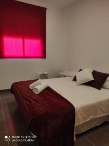 1 dormitorio con 1 cama grande y ventana roja en Lagunas Ruidera 2 Agua y Placer en Ruidera