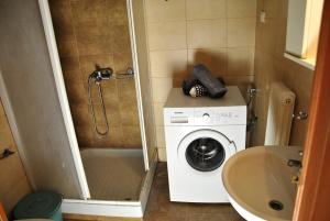 A bathroom at Houseloft Volos Vista