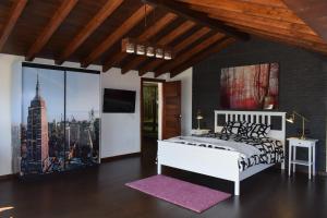 Un dormitorio con una cama blanca y una ventana grande. en Casa La Masía, en La Orotava 78 fotos más