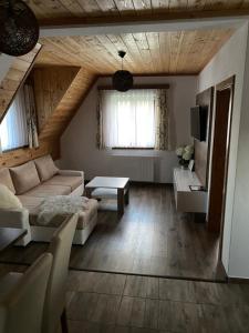 een woonkamer met een bank en een tafel bij House Flora in Rastovača