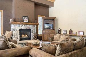 a living room with a couch and a fireplace at Evergreens 04 in Steamboat Springs