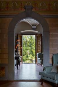 une voûte dans un salon avec une table et des chaises dans l'établissement Villa La Commenda Concordia, à Molezzano