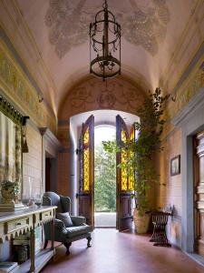 - un salon avec un lustre et un accès dans l'établissement Villa La Commenda Concordia, à Molezzano