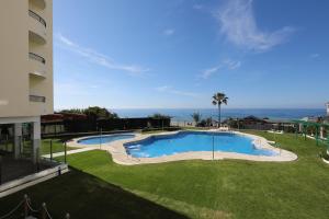 Banana Beach primera línea de playa内部或周边的泳池