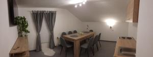 - une salle à manger avec une table et des chaises en bois dans l'établissement Haus Waldfrieden, à Sautens