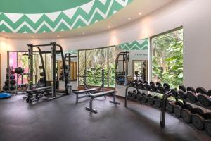 een fitnessruimte met rijen fitnessapparatuur in een kamer bij Iberostar Cozumel - All Inclusive in Cozumel