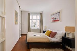 - une chambre avec un lit et une télévision dans l'établissement Supercosy Apartment at Žižkov, à Prague