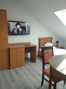 um quarto de hotel com uma televisão na parede em Strumykowa em Wyszków