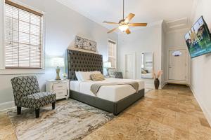 1 dormitorio con 1 cama y ventilador de techo en Hosteeva Modern Condo Steps to St Charles Ave & Close to FQ, en Nueva Orleans