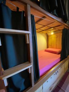 Łóżko lub łóżka piętrowe w pokoju w obiekcie O Caramuru Hostel - Cumuruxatiba