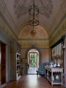 un salon avec un lustre et une chambre avec une table dans l'établissement Villa La Commenda Concordia, à Molezzano