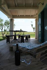 eine Terrasse mit einem Picknicktisch und Weingläsern in der Unterkunft Agriturismo podere 678 in Grosseto