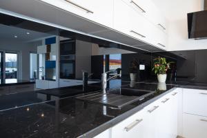 Televízia a/alebo spoločenská miestnosť v ubytovaní Villa Gloriette