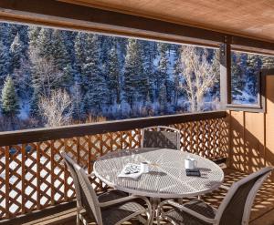 Ein Tisch und Stühle auf einem Balkon mit Aussicht in der Unterkunft WorldMark Red River in Red River