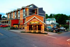 um edifício na esquina de uma rua em Lake Placid Inn Boutique Hotel em Lake Placid