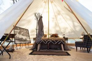 una camera da letto con un letto in una tenda di Naturluxe & Stars a Watkins Glen