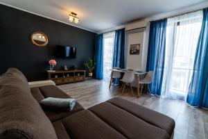 a living room with a couch and a table at Apartament Mamaia Sat in Mamaia Sat/Năvodari