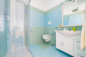 y baño con aseo, lavabo y ducha. en Casa Pietro, en Positano