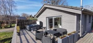 een klein huis met een patio met een grill bij Le Walker in Francorchamps