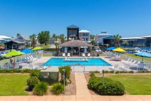 奧蘭治海灘的住宿－Casa Del Marina 111，度假村的游泳池配有椅子和遮阳伞