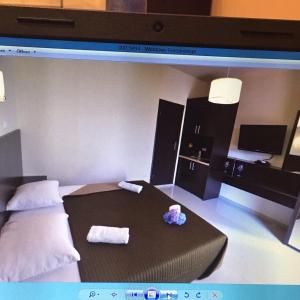 Habitación con 2 camas y escritorio con TV. en Solar Apartments en Herceg-Novi