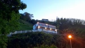 uma casa no topo de uma colina com uma luz de rua em Apartamento Playa Riberuca 1 Suances em Suances