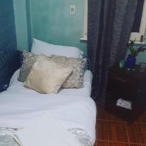 מיטה או מיטות בחדר ב-Downtown Inn