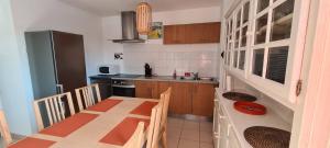 Nhà bếp/bếp nhỏ tại Ô Salins +46 ảnh